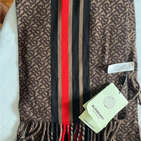 New with tags Burberry wool TB monogram scarf - Picture 7 of 10